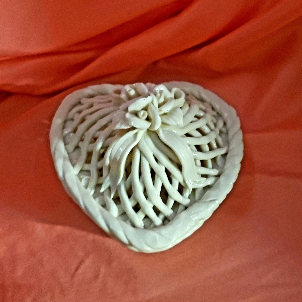 Beautiful Woven-Design, Heart-Shaped Jewelry Box